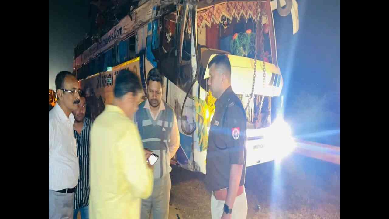 उत्तर प्रदेश: यमुना एक्सप्रेस वे पर बिहार जा रही बस पलटने से तीन लोगों की मौत, कई गंभीर रूप से घायल