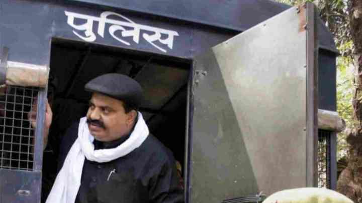 साबरमती जेल के लिए निकला सज़ायाफ़्ता क़ैदी अतीक़ अहमद का क़ाफ़िला