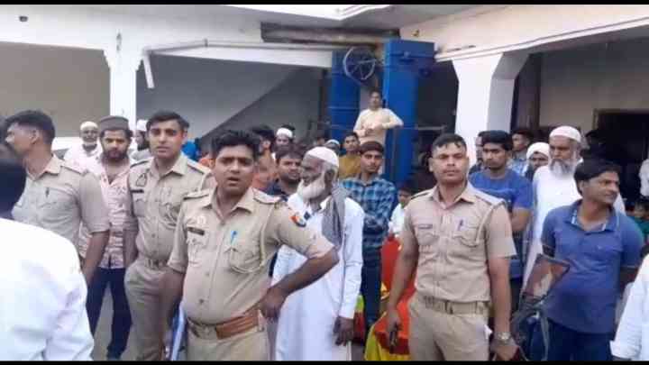 लालची दूल्हे के लिए ट्रैक्टर को बना दी 'दुल्हन', ग्रामीणों ने बाराती को बनाया बंधक