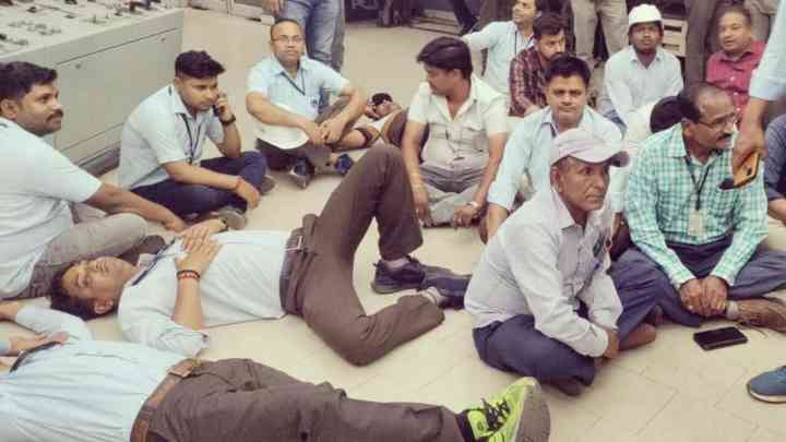 उत्तर प्रदेश के हड़ताली बिजली कर्मचारियों ने सीएम योगी से किया हस्तक्षेप की मांग