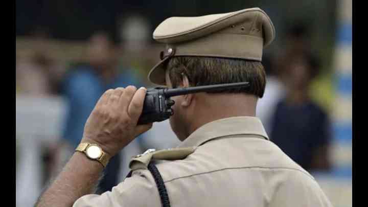 यूपी में कैदी को शॉपिंग मॉल ले जाने वाले 4 पुलिसकर्मी निलंबित