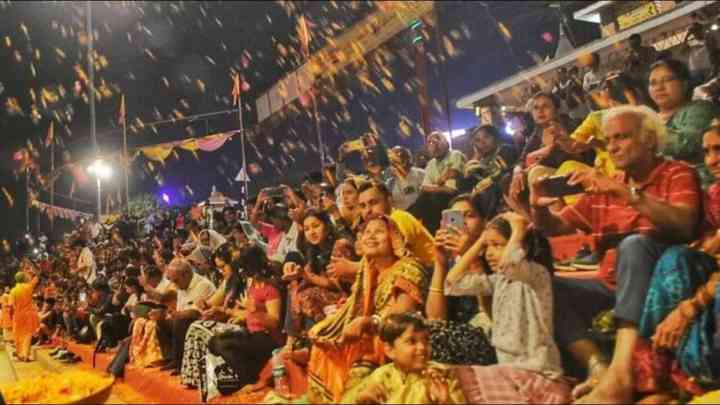 'अस्सी घाट' पर बेहद खास अंदाज में खेली गई होली, श्रद्धालुओं पर हुई पुष्प वर्षा