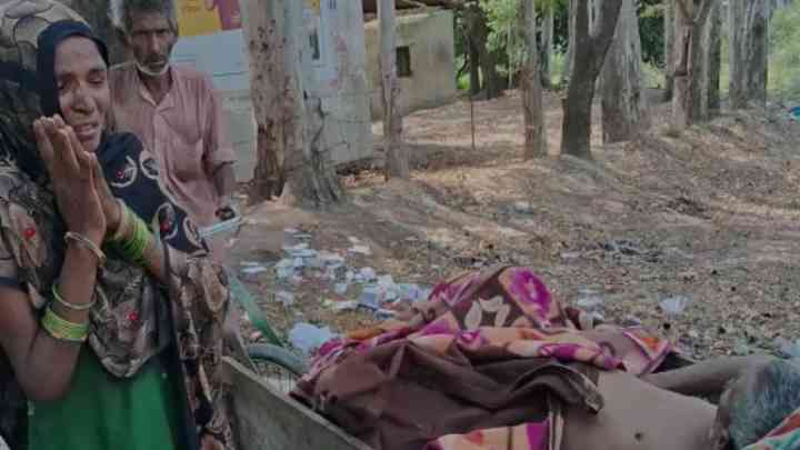 एंबुलेंस नहीं मिली तो पति के शव को ठेले पर लेकर चल दी पत्नी ...