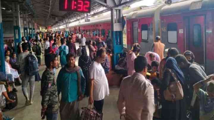 होली पर घर जाने वालों की बढ़ी मुश्किलें, सभी ट्रेनें हुई फुल वेटिंग भी बंद