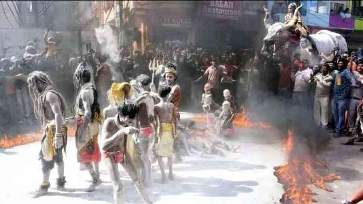 बनारस के मणिकर्णिका घाट पर रंग-गुलाल नहीं राख से मनाई जाती है होली