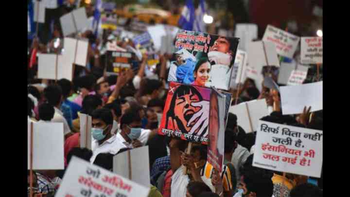 उत्तर प्रदेश गैंगरेप मामले पर न्याय का सवाल मँडरा रहा है