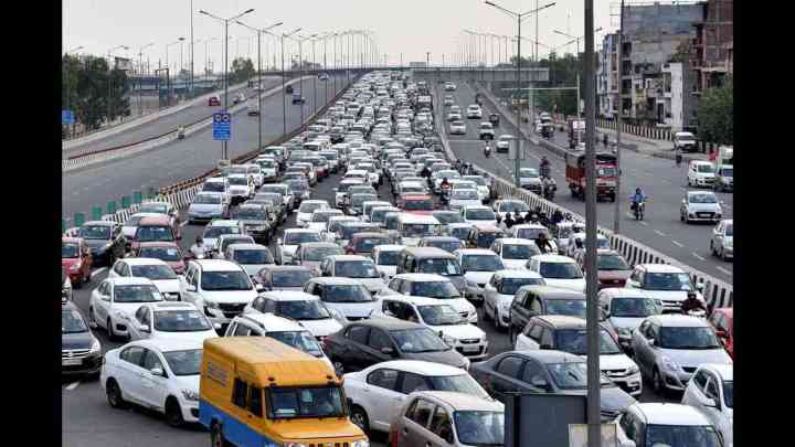 Ashram Flyover Traffic on Day 1: आश्रम फ्लाईओवर खुल गया लेकिन पहले दिन भी दिल्ली नोएडा के लोगो को  ट्रैफिक से नहीं मिली राहत