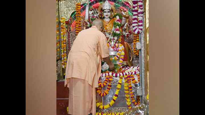 UP CM at Maa Pateshwari Temple: यूपी के सीएम ने चैत्र नवरात्रि के पहले दिन मां पटेश्वरी मंदिर में 'पूजा' की