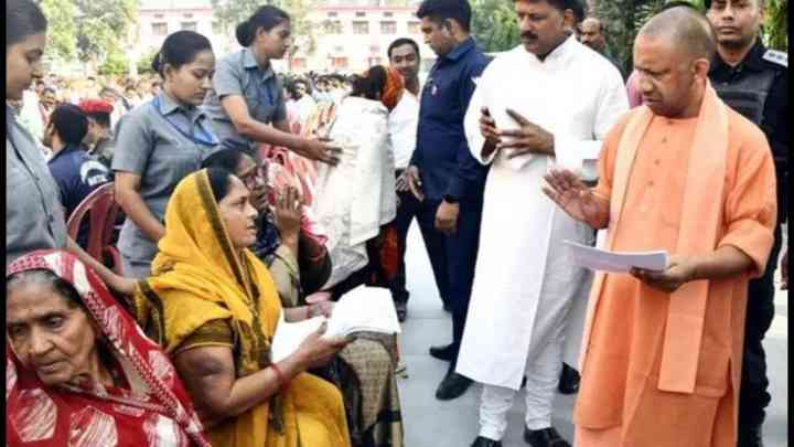 गोरखनाथ मंदिर में आमजनों से मिले योगी, अधिकारियों को दिया खास आदेश