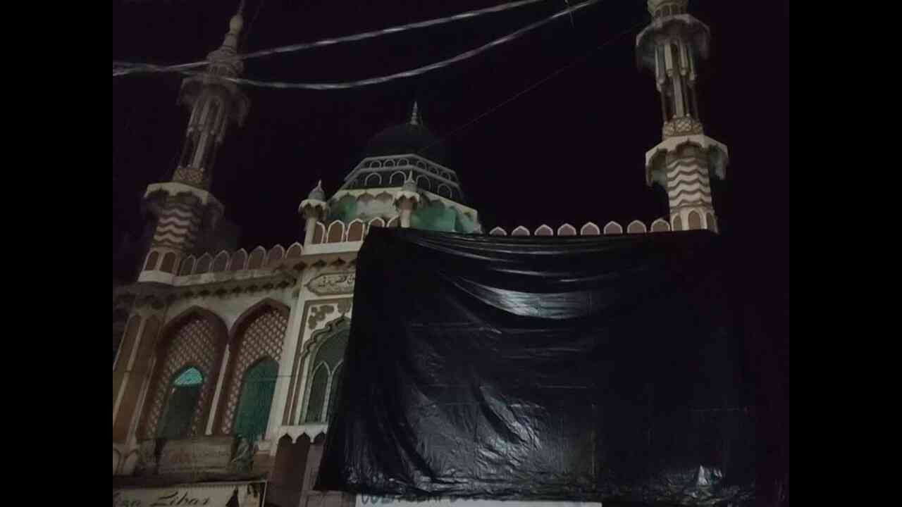 अलीगढ़ में शांति बनाए रखने के लिए होली से पहले तिरपाल से ढकी मस्जिद