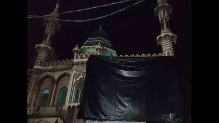 Aligarh Mosque Covered In Tarpaulin: अलीगढ़ में शांति बनाए रखने के लिए होली से पहले तिरपाल से ढकी मस्जिद
