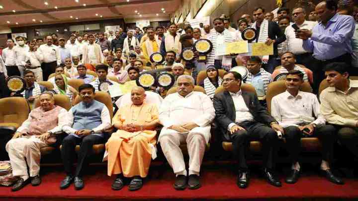 CM योगी ने ODOP और विश्वकर्मा श्रम सम्मान योजना के तहत वितरित किए पुरस्कार और टूलकिट