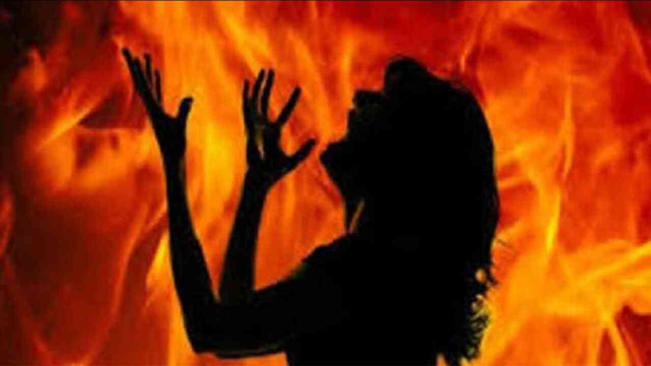 Wife Sets On Fire By Husband In Noida: नोएडा में शराब पीने का विरोध करने पर पति ने पत्नी को आग के हवाले कर दिया