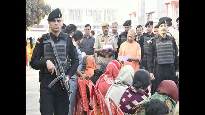 CM Yogi Janata Darshan in Gorakhpur: गोरखपुर में 'जनता दर्शन' में सीएम योगी ने करीब 300 लोगों की समस्याओं का समाधान किया