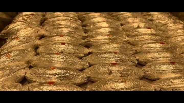 कानपुर की इस मिठाई की दुकान पर 30,000 रुपये किलो बिक रही है "होली सोने की गुझिया"