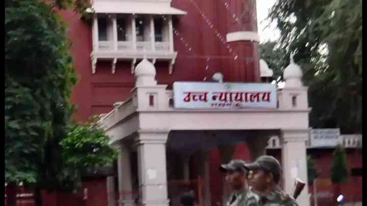 उच्च न्यायालय ने कहा - गाय को संरक्षित राष्ट्रीय पशु घोषित करे सरकार