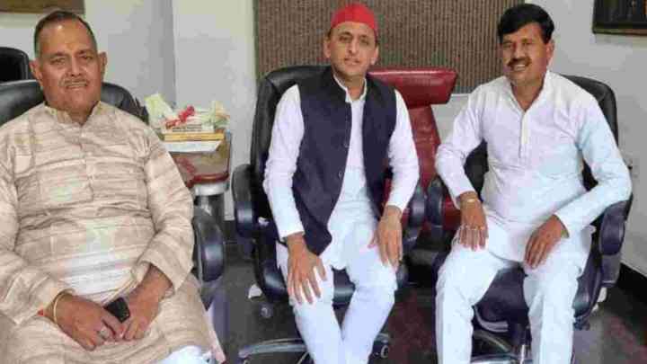 गैंगस्टर एक्ट में जेल में बंद सपा नेताओं पर एक और FIR दर्ज, अखिलेश यादव के क़रीबी हैं दोनों नेता