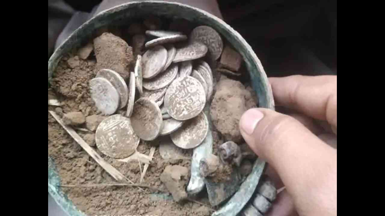 British Era Silver Coins in UP: उत्तर प्रदेश के जालौन में मकान निर्माण के दौरान मिले ब्रिटिश काल के चांदी के सिक्के