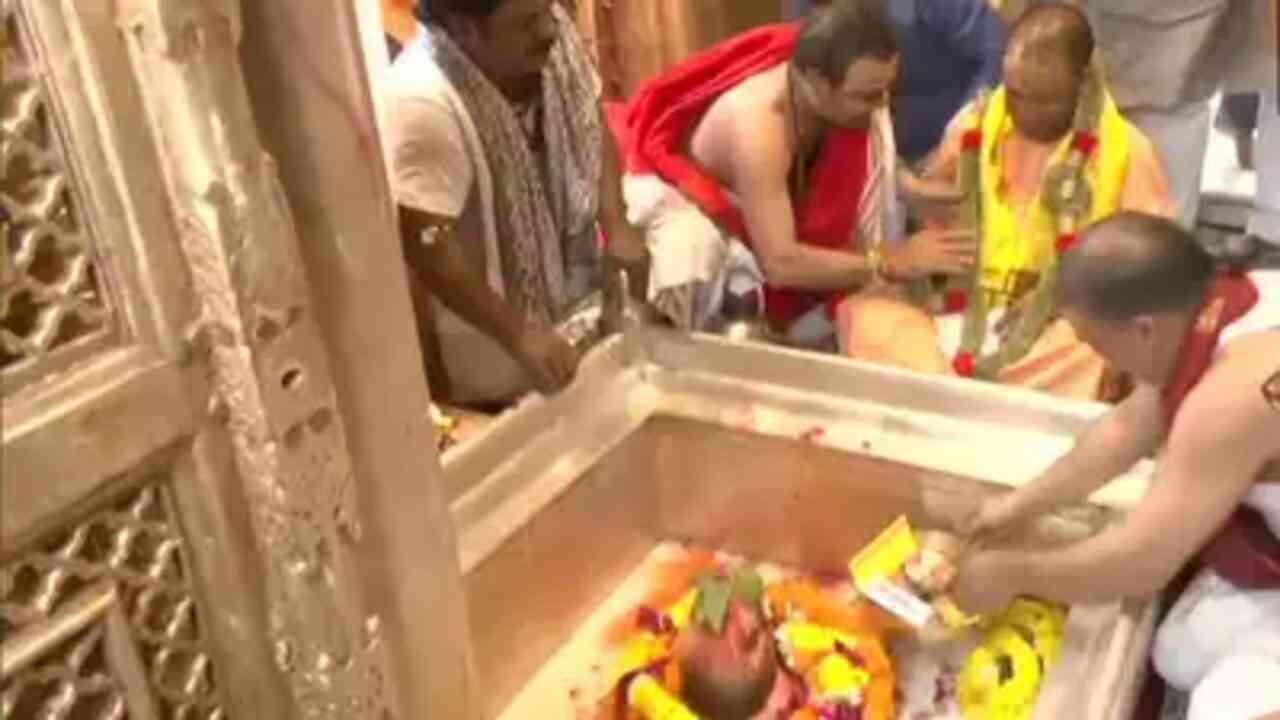 Yogi Adityanath Visit Kashi Vishwanath Temple: काशी विश्वनाथ मंदिर में 100 बार दर्शन करने वाले उत्तर प्रदेश के पहले मुख्यमंत्री बने योगी आदित्यनाथ