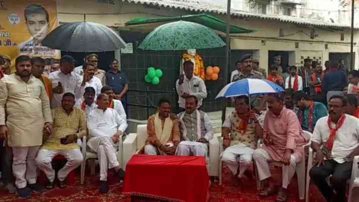 'मन की बात' का 100वां एपिसोड: डिप्टी सीएम केशव प्रसाद ने बारिश में बैठकर सुना पूरा कार्यक्रम, बोले- मैं हूं भाग्यशाली