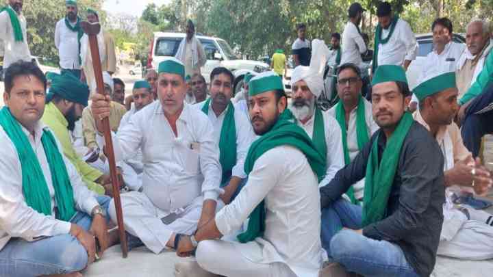 अधिकारियों के सामने किसान की आत्महत्या, बीकेयू का प्रदर्शन, दी चेतावनी