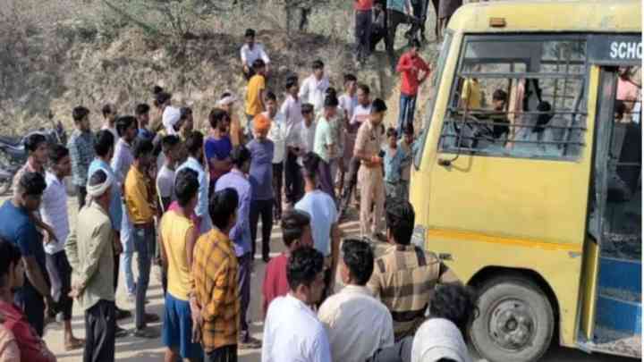 आगरा:  स्कूल बस के टायर के नीचे आया 2 साल का मासूम, बस ने शव को दूर तक घसीटा