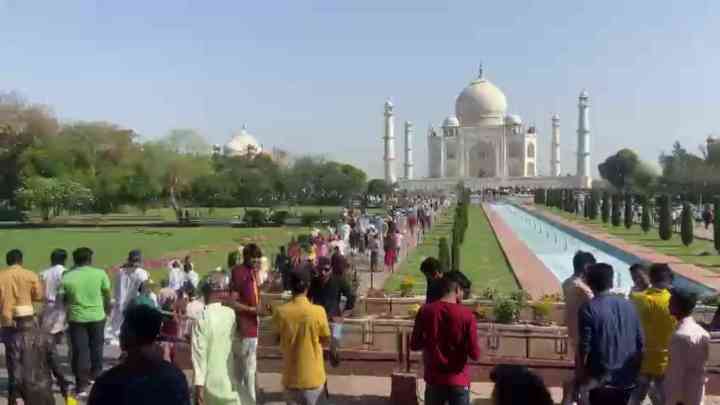 पूरे देश में मनाई जा रही ईद उल फितर, ताजनगरी में कड़ी सुरक्षा के बीच अदा की गई नमाज