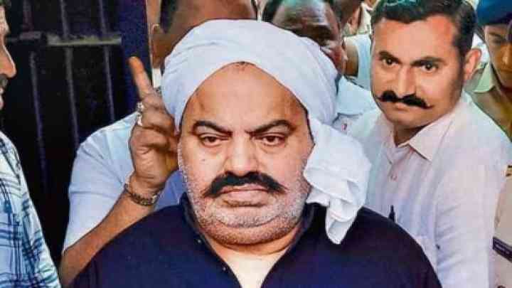 25 रुपए प्रतिदिन दिहाड़ी के साथ जेल में झाड़ू लगा रहा गैंगस्टर अतीक अहमद, भैंस नहलाने का भी मिला काम