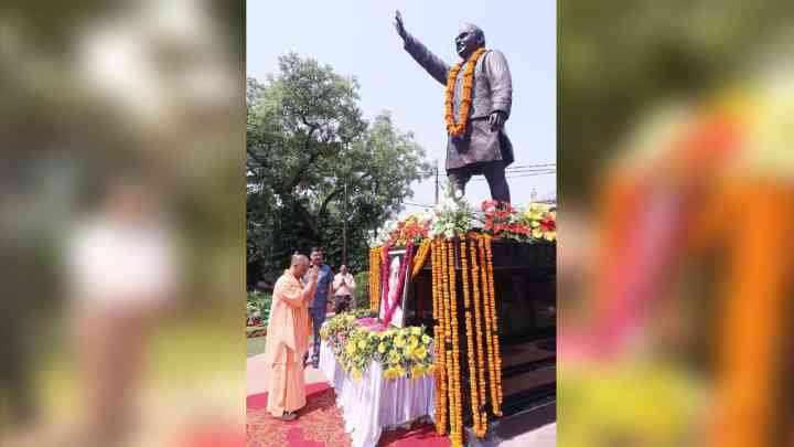 मुख्यमंत्री योगी ने पूर्व सीएम हेमवती नंदन बहुगुणा की जयंती पर दी श्रद्धांजलि, प्रतिमा पर किए पुष्प अर्पित
