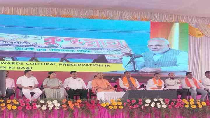 'मन की बात' का 100वां एपिसोड: मुख्यमंत्री योगी ने कनार्टक में रैली से पहला सुना कार्यक्रम