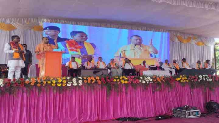 CM योगी ने कर्नाटक चुनाव प्रचार के दूसरे दिन 4 जनसभाओं को किया संबोधित, बोले- पहले खड़गे को हराया, अब पुत्र को हराएंगे