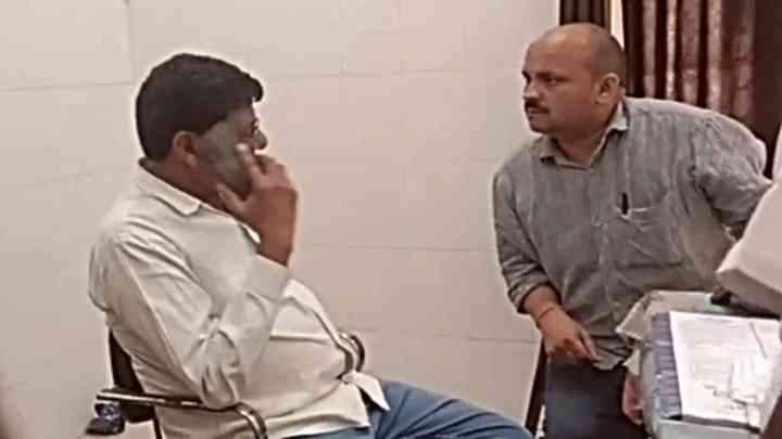 पोस्टमॉर्टम हाउस  में कुर्सी पर बैठने पड़ा भारी, डॉक्टर की बदसलूकी का वीडियो वायरल