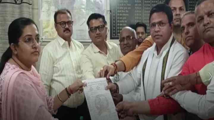 नहीं थम रहा किसान द्वारा हाथ की नस काटकर आत्महत्या करने का मामला, अब त्यागी समाज ने दी चेतावनी