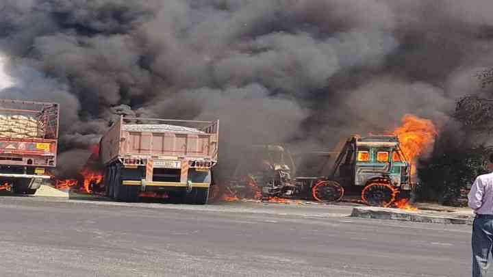 जालौन: हाईवे पर एक के बाद एक टकराए पांच ट्रक-डंपर, लगी भीषण आग, 2 झुलसे