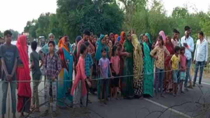 "हमनें 2 लाख रुपये नहीं दिए तो हमारे मकान गिरा दिए गए"