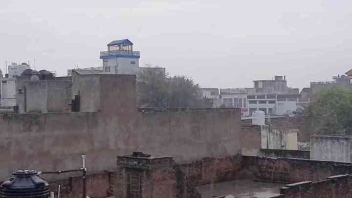 Weather Report: यूपी में बारिश की चेतावनी, रविवार दोपहर भी बरसे बादल