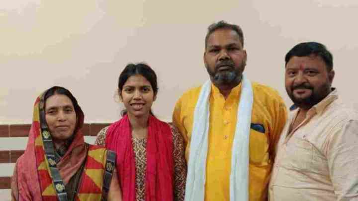 बेटियों ने फिर रचा इतिहास! आगरा की दिव्या सिकरवार ने किया टॉप, योगी सरकार ने बनाया रिकॉर्ड