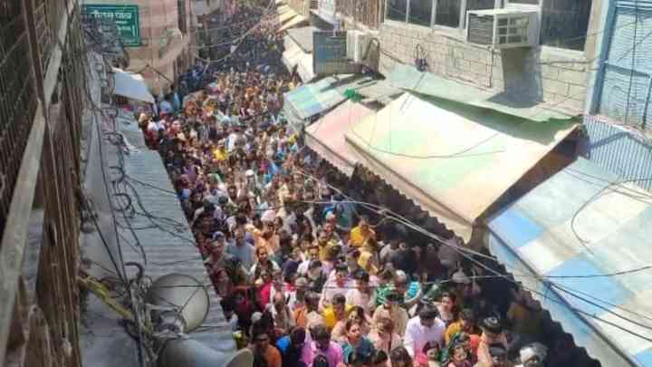 बांके बिहारी मंदिर में भक्तों का सैलाब, प्रशासन की व्यवस्था पूरी तरह फेल, श्रद्धालुओं का बुरा हाल