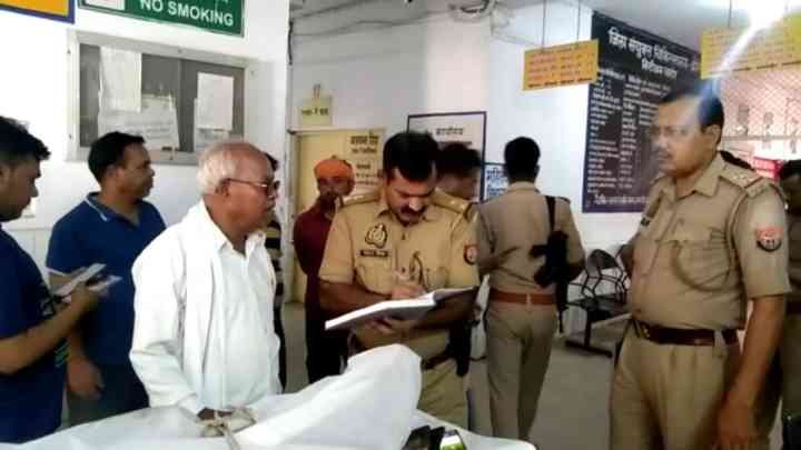 शादी से लौट रहे थे पति-पत्नी और भाभी, रास्ते में ट्रक ने मारी टक्कर, बाइक चकनाचूर, एक की मौत, दो लड़ रहे मौत से जंग