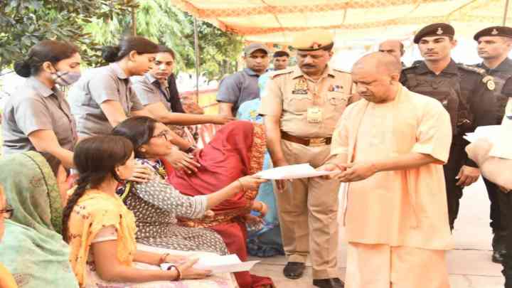 गोरखपुर: जनता दर्शन में सीएम योगी आदित्यनाथ ने सुनी लोगों की समस्याएं