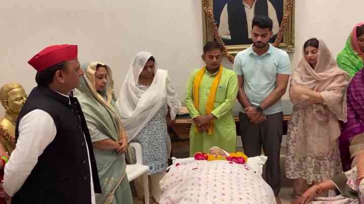 अखिलेश यादव की ताई का निधन, लंबे समय से चल रही थी बीमार, परिवार सहित अंतिम संस्कार में शामिल हुए सपा अध्यक्ष