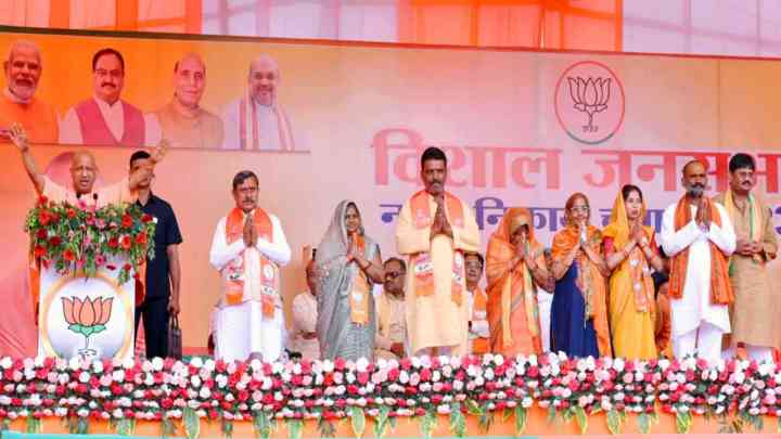 झांसी: जनसभा में सीएम योगी ने गिनाये बुंदेलखंड के विकास के काम, माफिया पर साधा निशाना