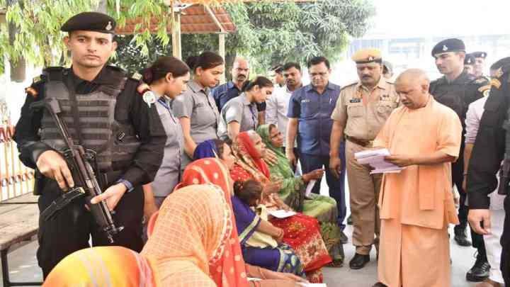 'जनता दर्शन' में सीएम योगी आदित्यनाथ ने सुनीं 100 लोगों की समस्याएं, बोले- घबराइए मत, हर समस्या का करेंगे समाधान