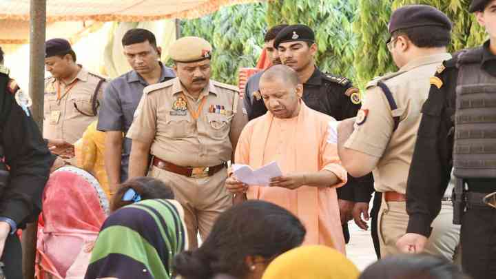 यूपी सीएम के जनता दर्शन में लगी लोगों की लंबी कतारें, योगी ने 400 लोगों की सुनीं समस्याएं