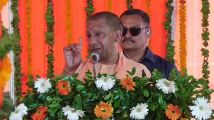 CM योगी का महराजगंज दौरा: पीएम मोदी के नेतृत्व की तारीफ की, बोले- पीएम का सम्मान, 140 करोड़ की आबादी का सम्मान है