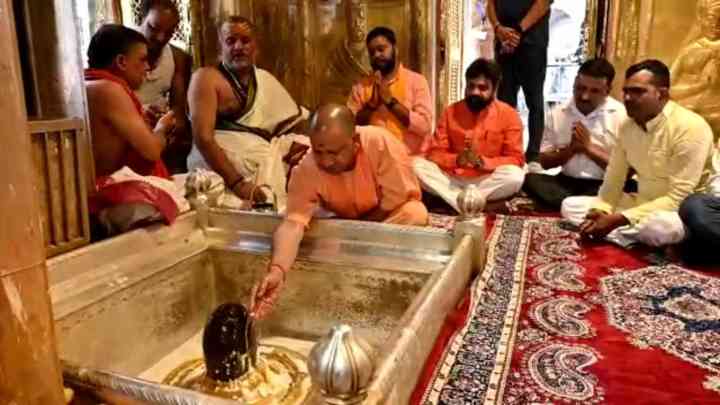 काशी के दरबार में भक्तों के लिए अब होंगे खास इंतजाम, प्रशासन ने की पहल