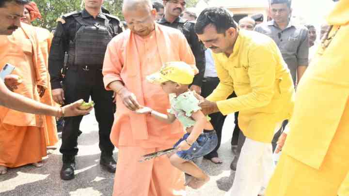 बाल श्रद्धालु को देख रुके सीएम योगी आदित्यनाथ, दिया प्रसाद