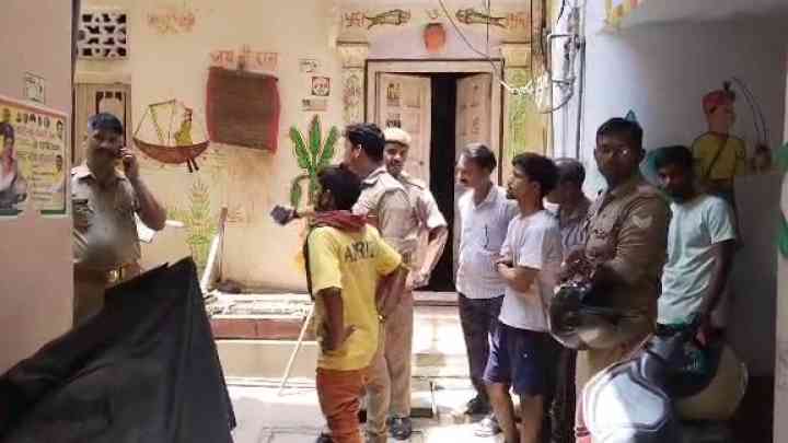 सनसनी: बेड पर मिले पिता, पुत्र और भांजे का शव, जमीन पर थे जहरीला पदार्थ के कण, मौत की गुत्थी सुलझाने में जुटी पुलिस
