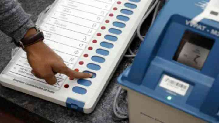 नगर निकाय चुनाव: मथुरा, आगरा, वाराणसी में खराब हुई EVM, मतदाता परेशान