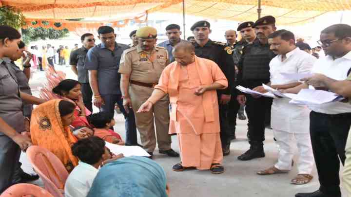 गोरखनाथ मंदिर प्रवास के दौरान लगातार तीन दिन जनता से मिले मुख्यमंत्री, जनता दर्शन में सुनीं समस्याएं
